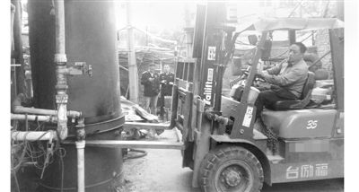 拆除“水上人间”洗浴中心大型燃煤新利（中国）及附属设施